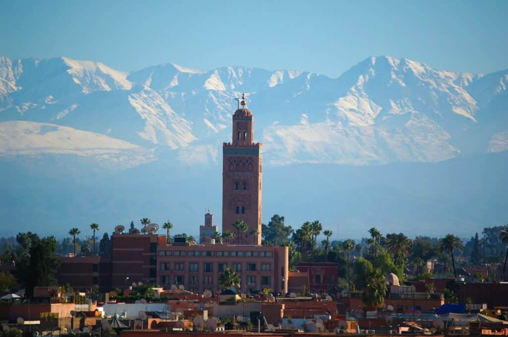 bâtiment en béton brun près d'une montagne, en journée modernhote Rentabilité locative à Marrakech